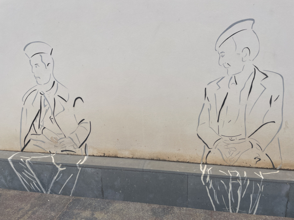 Detall de l'home ferit i de l'home d’avançada edat.