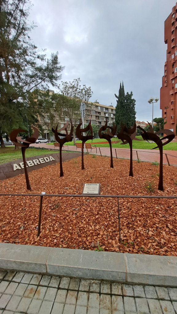 Detall de l'arbreda que evoca la natura en un context urbà.