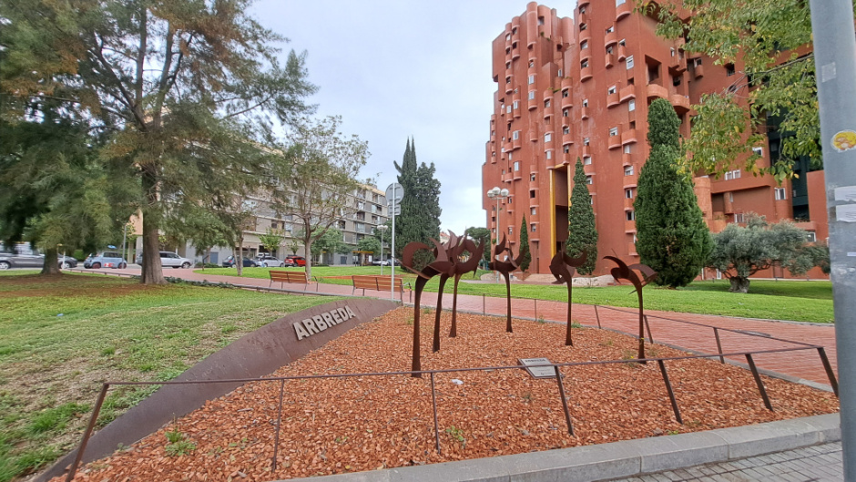 L'arbreda de ferro i al fons l'edifici Walden 7.