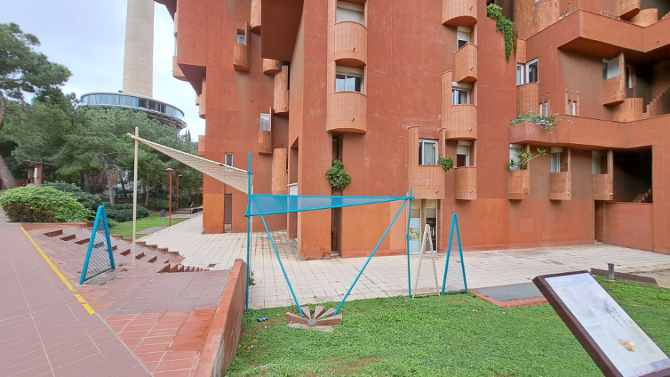 Vista general de l'escultura davant de l'edifici Walden 7.