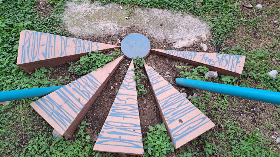 Poema de Montserrat Sastre a la base de l'escultura.