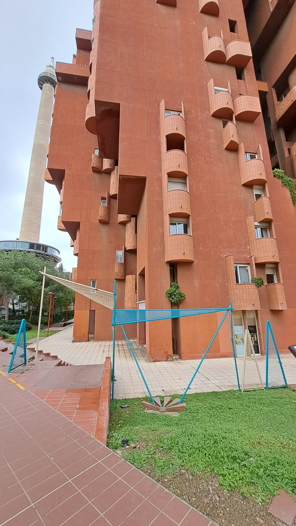 L'escultura rememora les xarxes protectores de l'espai durant la restauració de l'edifici Walden 7.
