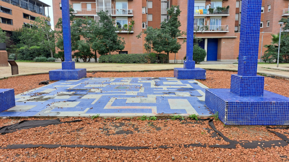 Detall del mosaic de rajoles bicolors que es desenvolupa a la base de l'escultura, amb la intenció de que sigui un joc.