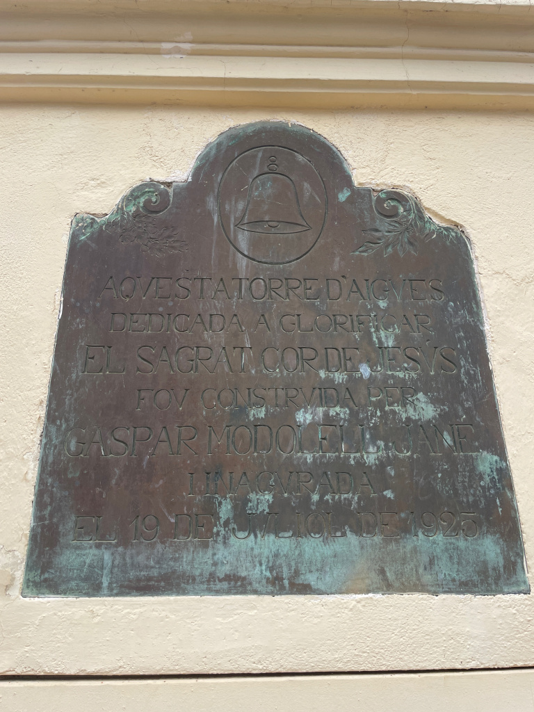 Vista detall de la placa commemorativa. 