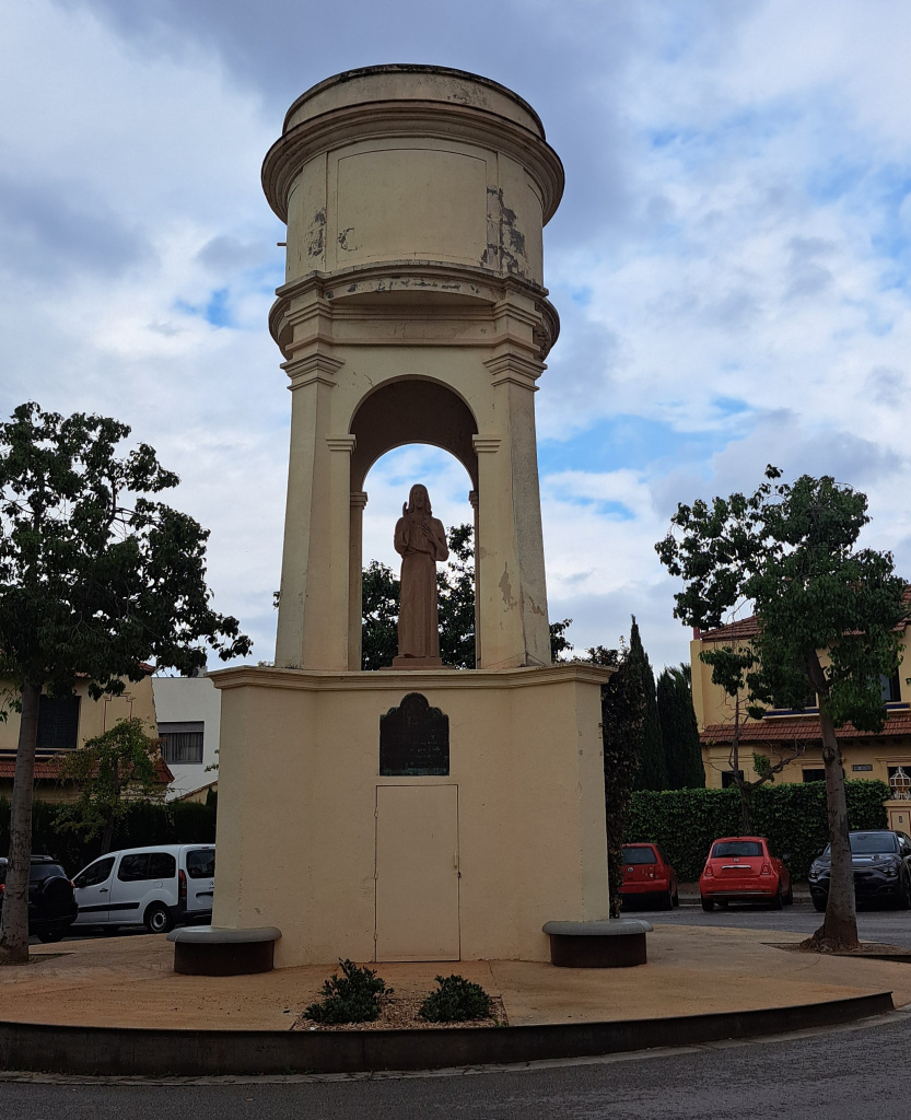 Vista del dipòsit amb l'escultura del Sagrat Cor