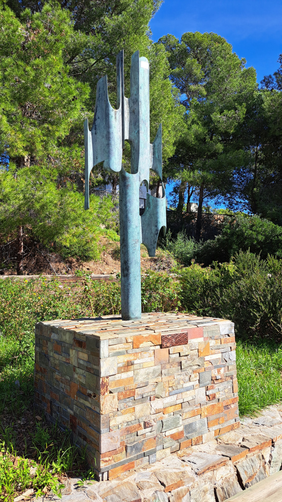Vista lateral de l'escultura.