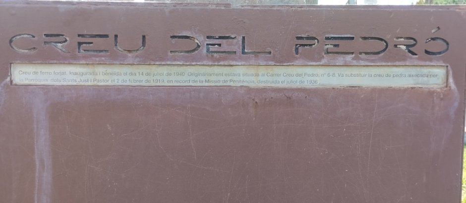 Vista detall de la base amb la placa explicativa de la creu.