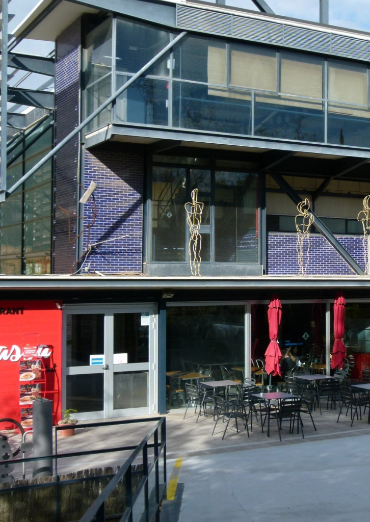 Vista general de l'emplaçament de l'escultura sobre la porta d'accés al Complex Esportiu Municipal La Bonaigua.