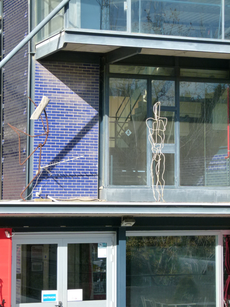 Vista detall de l'emplaçament de l'escultura.