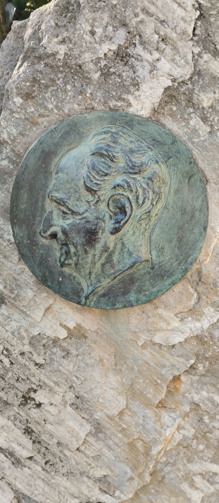 Vista detall del medalló de bronze.