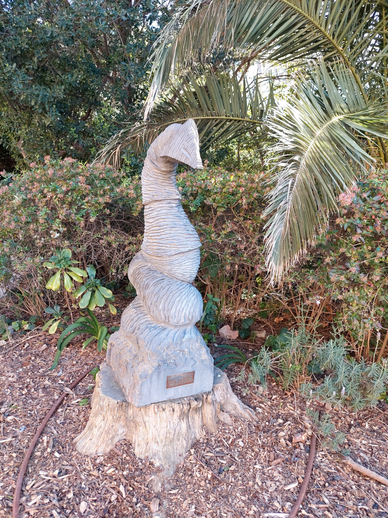 Vista frontal de l'escultura. 