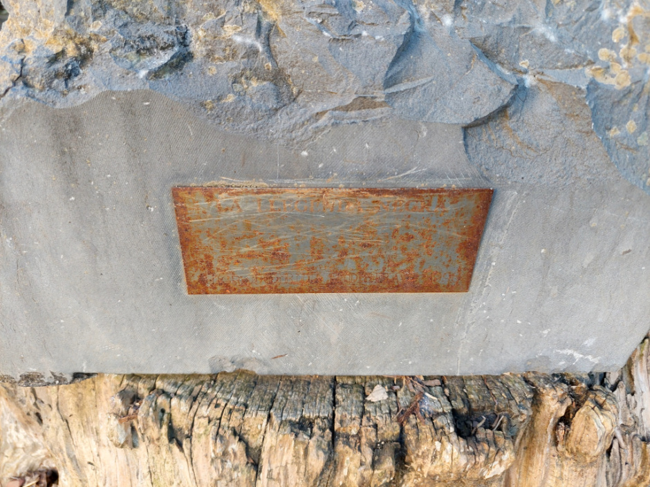 Detall del peu que indica l'autoria, pràcticament il·legible.