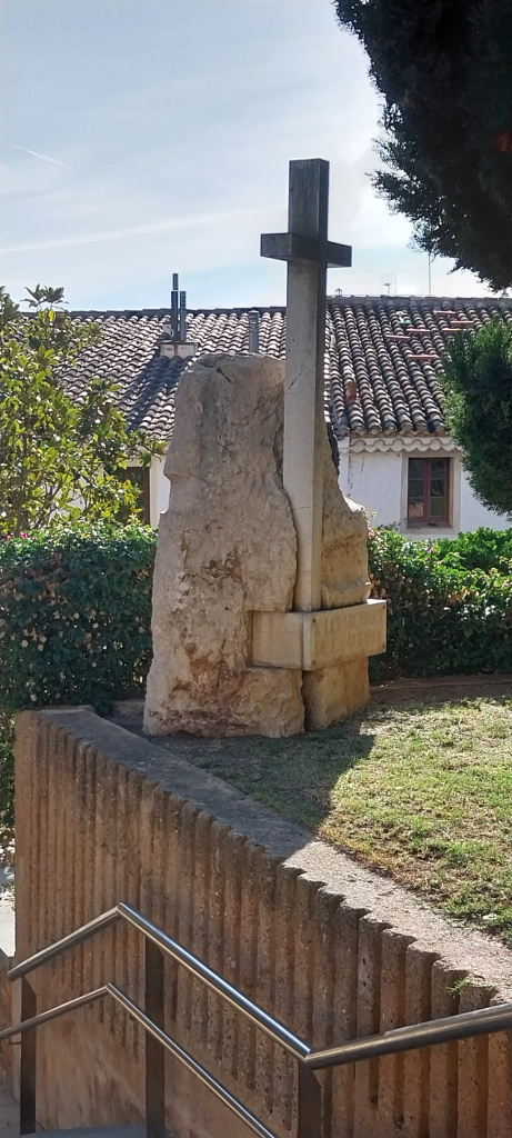 Detall de la part posterior del monument.