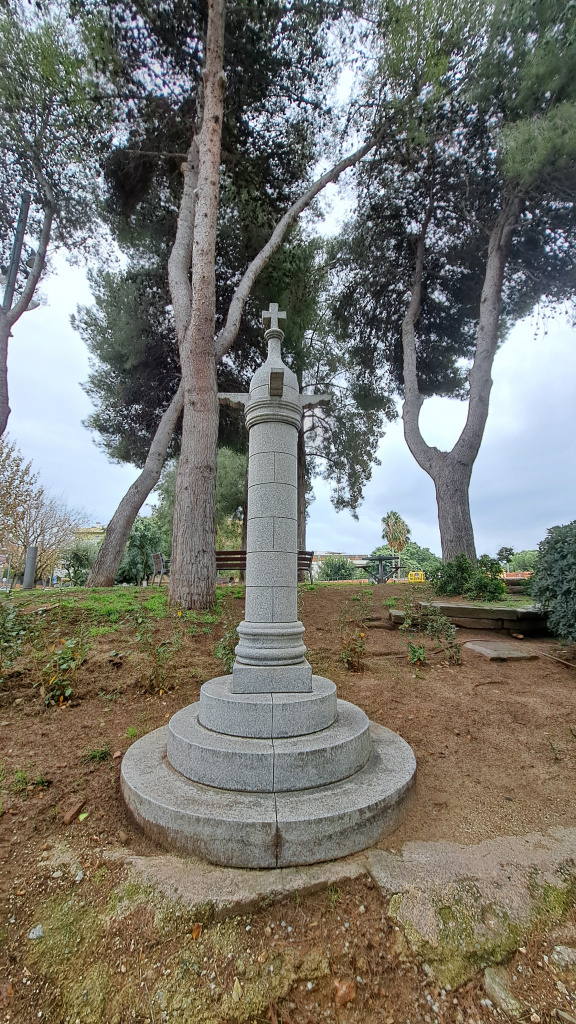 Vista d'ubicació de l'element que representa un antic costell renaixentista.