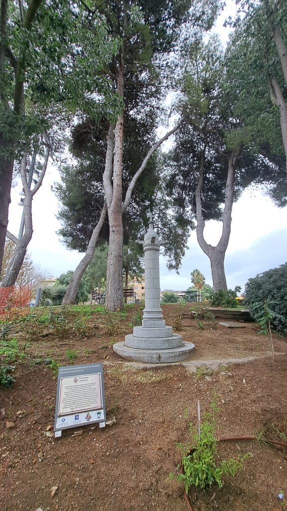Monument amb la senyalització en primer terme.