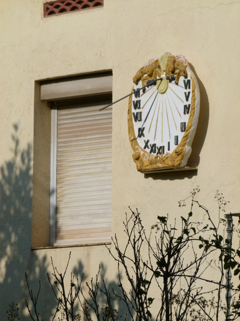 Vista detall de l'emplaçament del rellotge de sol.