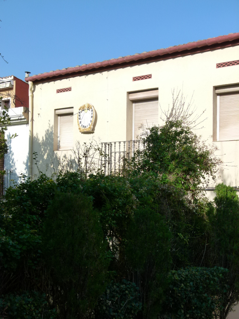 Vista general de l'emplaçament del rellotge de sol a la façana.