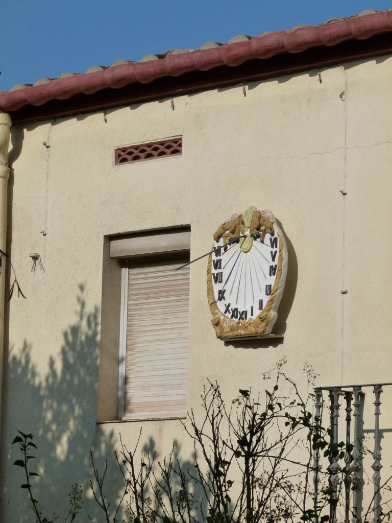 Vista detall de l'emplaçament del rellotge de sol.