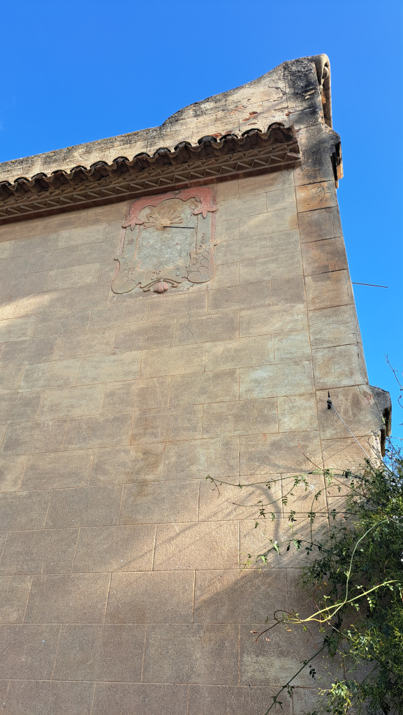 El rellotge ubicat a la façana oest d'una de les torres de la masia.