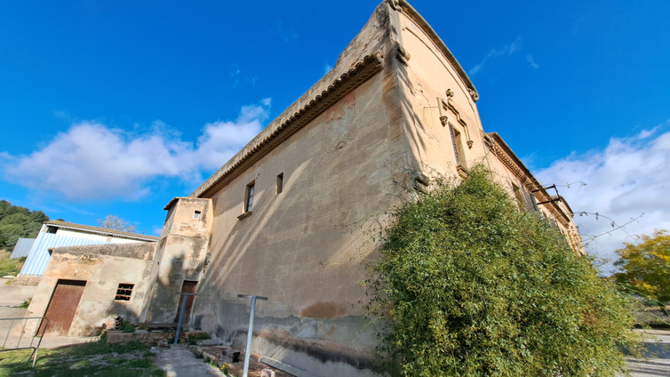 Ubicació del rellotge en relació amb el rellotge situat al sud.