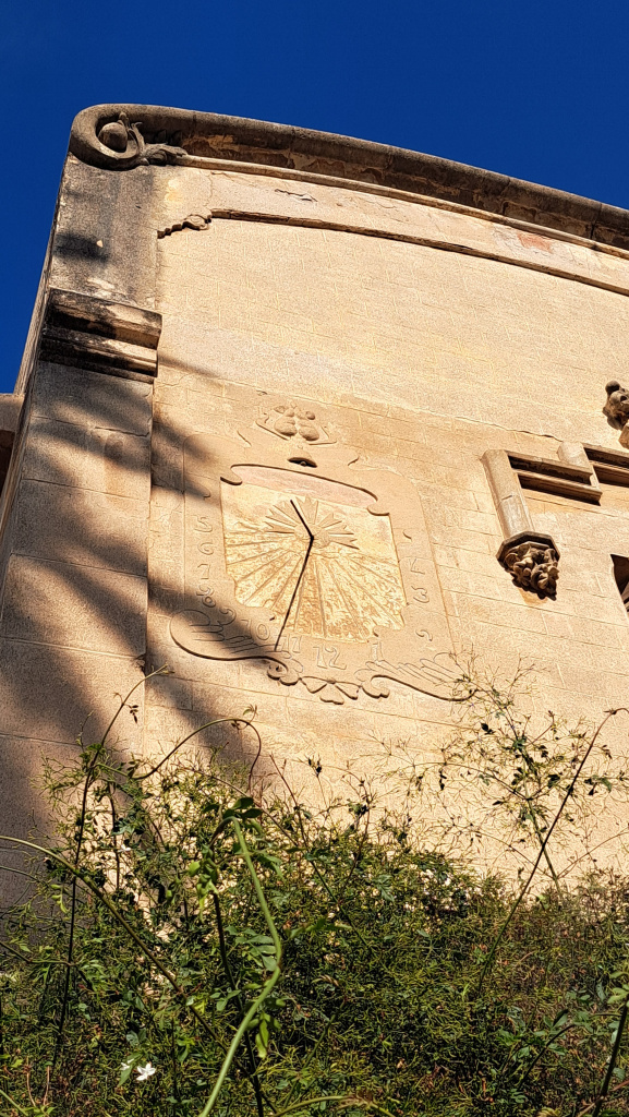 Detall del rellotge de sol.