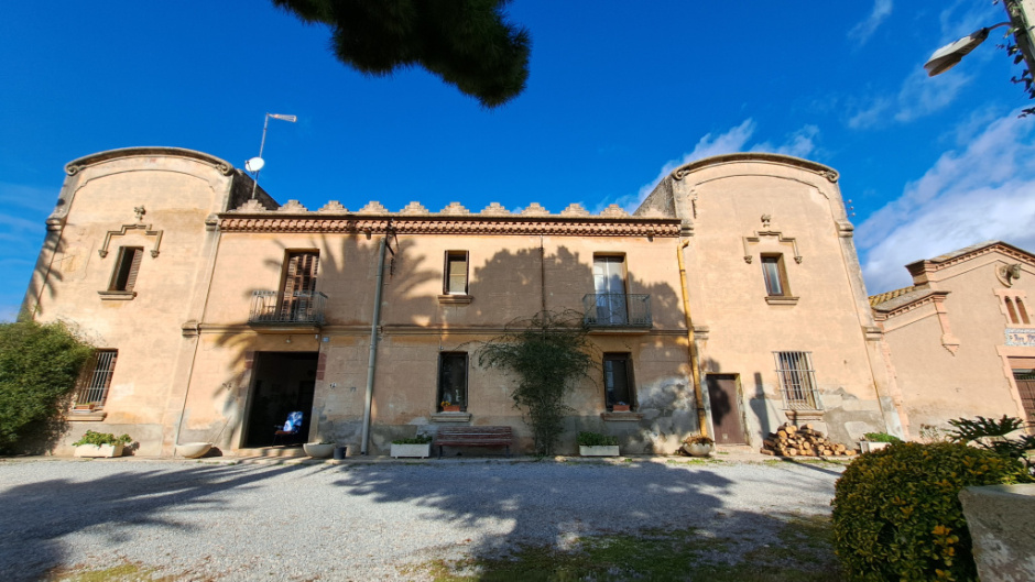 Vista de la façana de la masia: a la torre de l'esquerra s'ubica el rellotge de sol. 