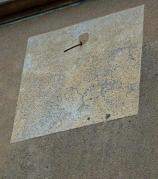 Vista detall del rellotge de sol. (Foto: A. Martí. Societat Catalana de Gnomònica).