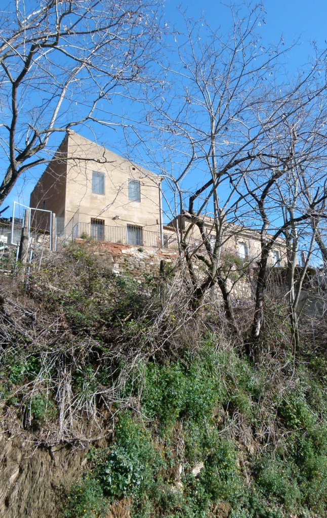 Vista general de l'emplaçament del rellotge de sol a la façana sud del mas.