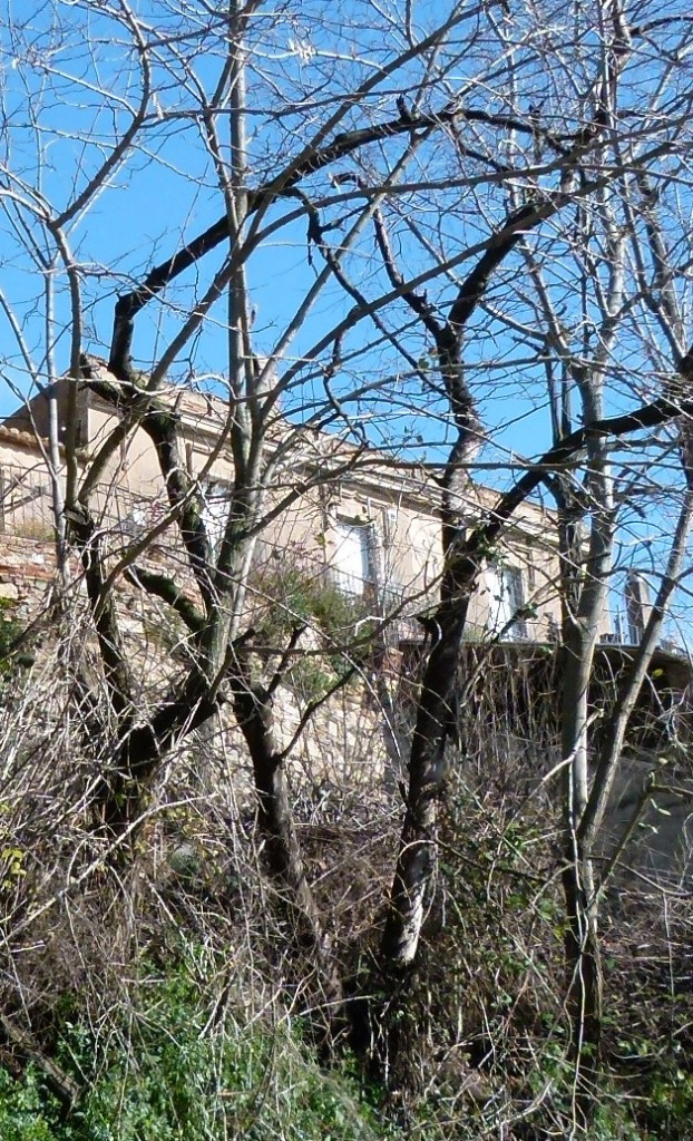 Vista de l'emplaçament del rellotge a la façana sud de la masia.
