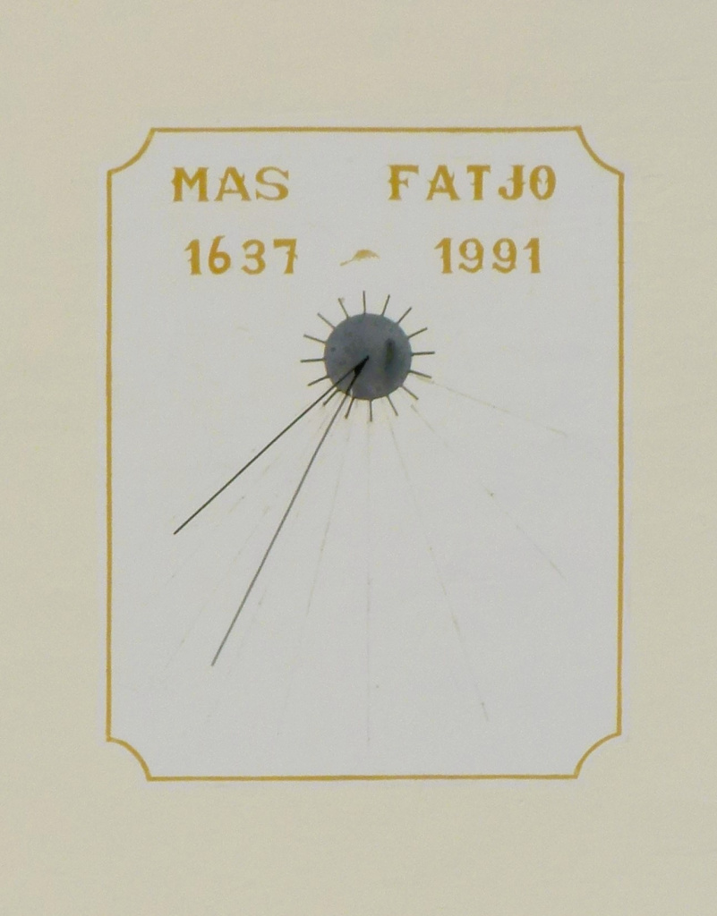 Vista detall del rellotge de sol.