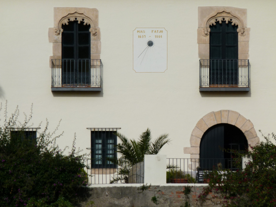 Vista detall de l'emplaçament del rellotge a la façana.