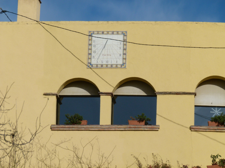 Vista detall de l'emplaçament del rellotge a la façana.