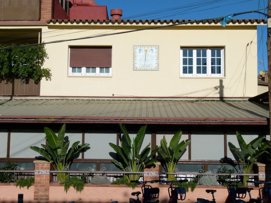 Vista detall de l'emplaçament del rellotge a la façana.