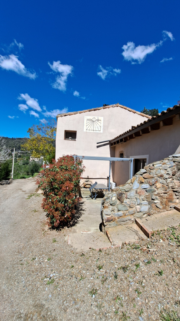 El rellotge en el conjunt de la construcció.