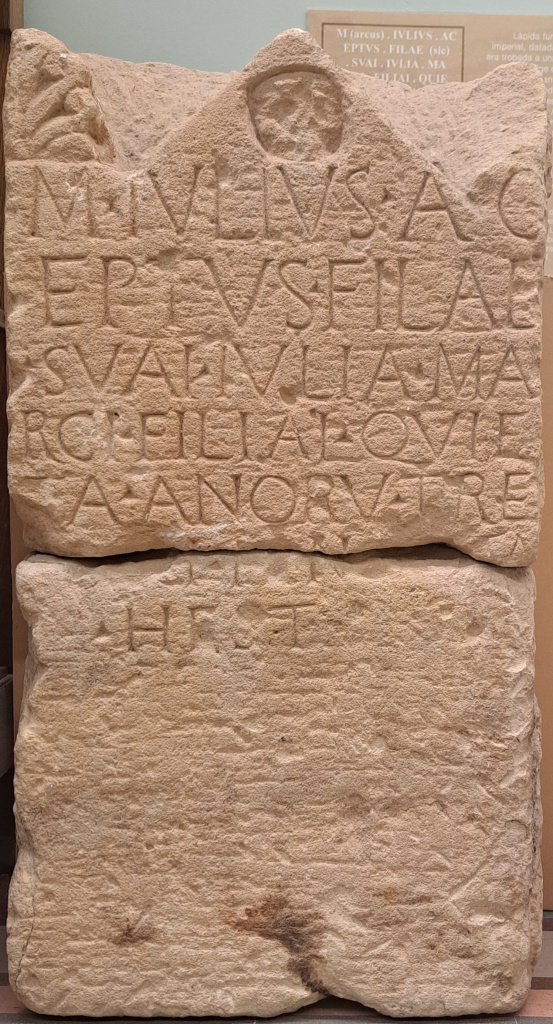 Frontal de la làpida amb detall de la decoració sobre l'epígraf. Font: Arxiu Municipal de Sant Just Desvern