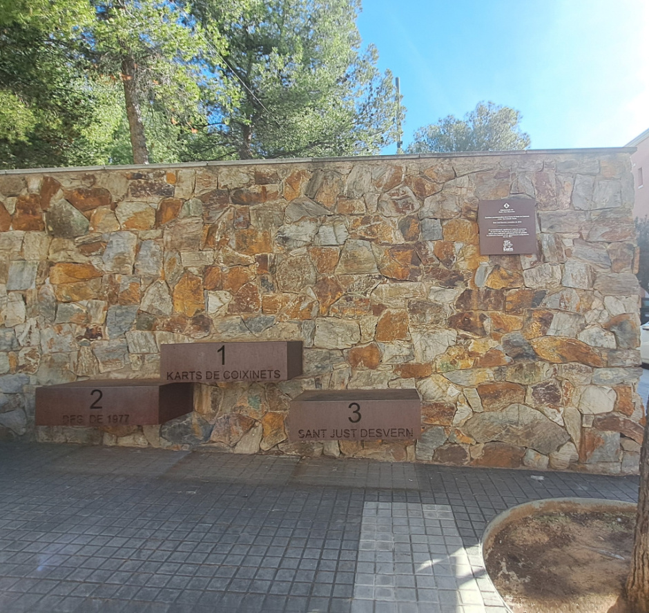 Vista del podi situat a la cantonada del c/ Freixes amb el ptge. del Mercat.