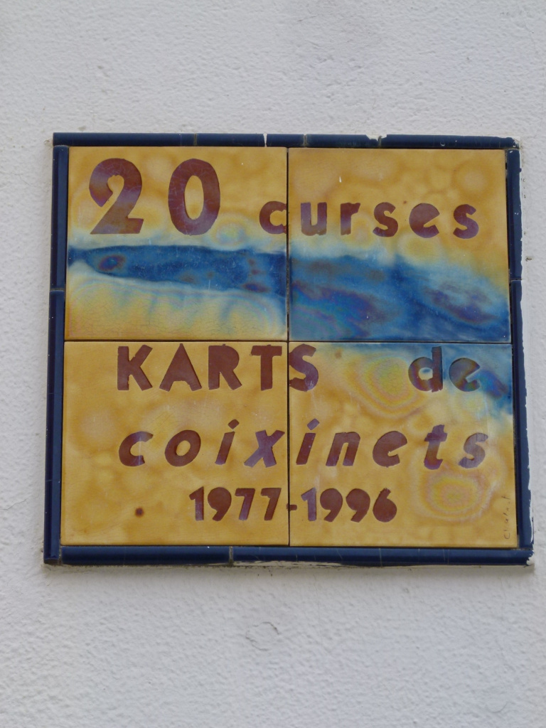 Placa commemorativa dels vint anys de curses de coixinets, situada a la cantonada del carrer Bonavista amb el carrer Freixes.