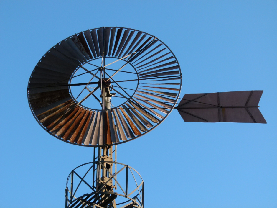 Vista detall de la roda i el penell del molí de vent.