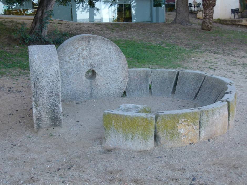 Vista detall de la cubeta i les moles del trull.