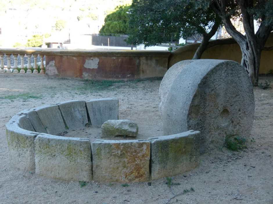 Vista detall de la cubeta i les moles del trull.