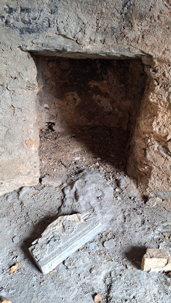 Vista detall de la fornícula de l'interior de la barraca. 