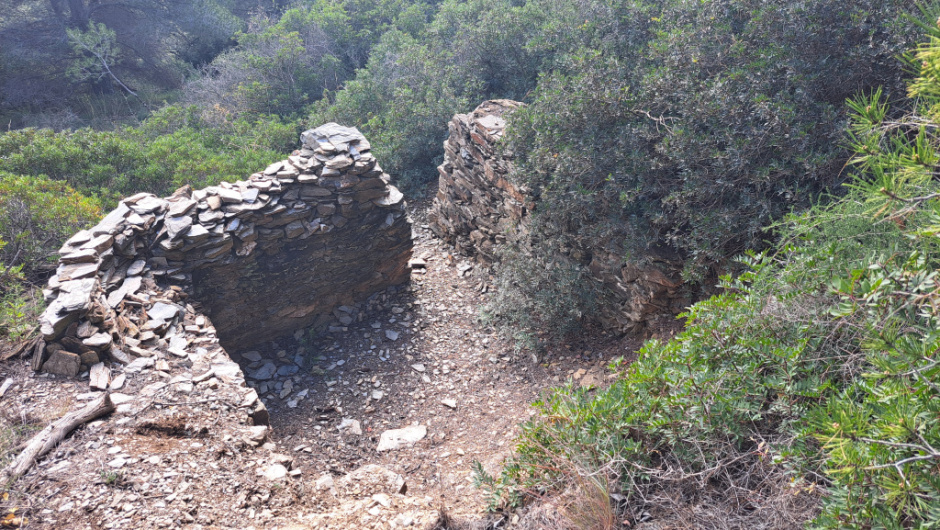 Vista superior de les restes de la barraca sense la coberta.