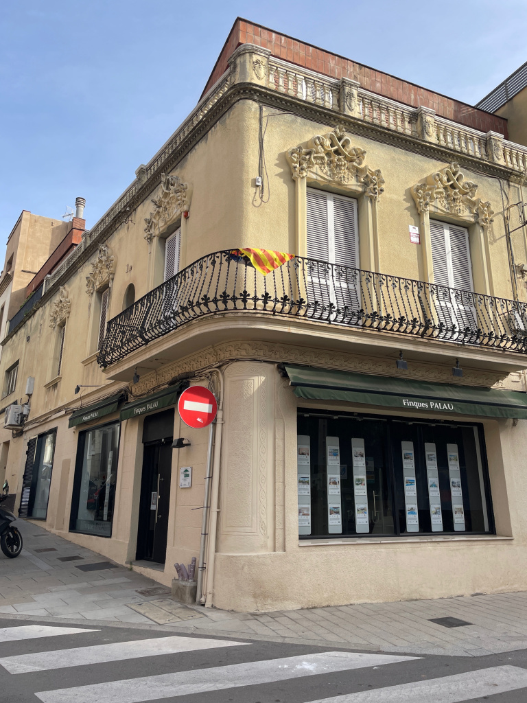 Vista detall de la façana.