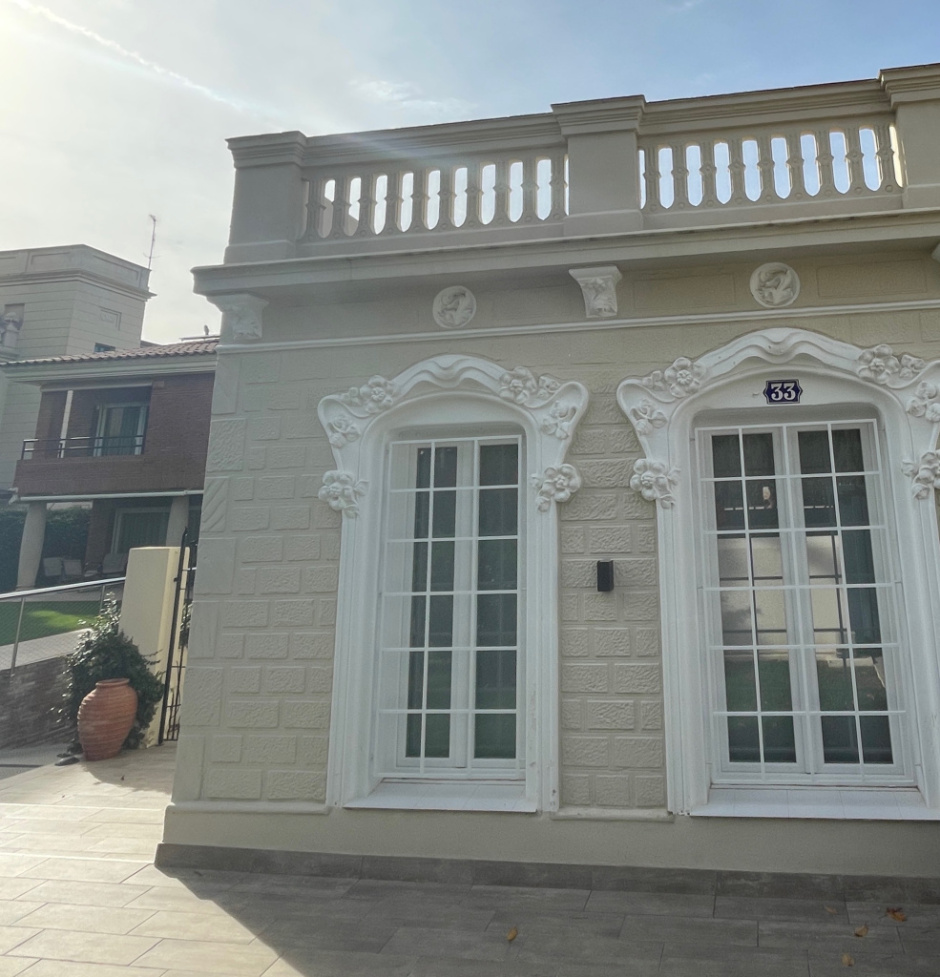 Vista detall de la façana.