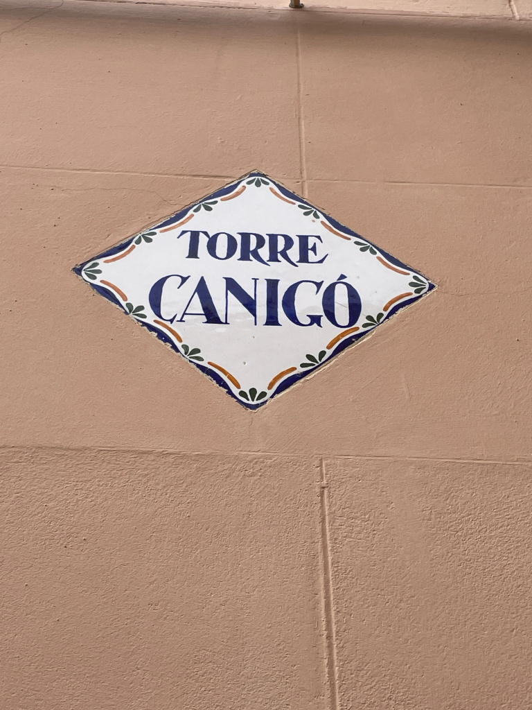 Placa ceràmica amb el nom de la torre.