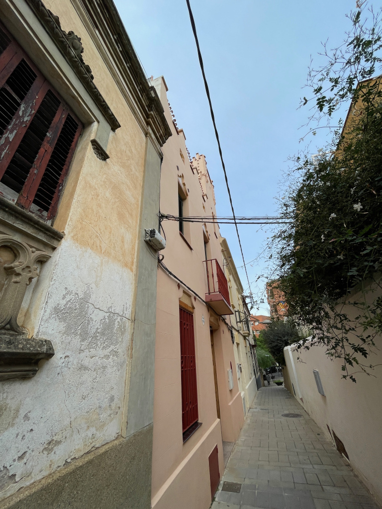 Vista general de l'emplaçament de la casa al passatge Joaquim Petit.