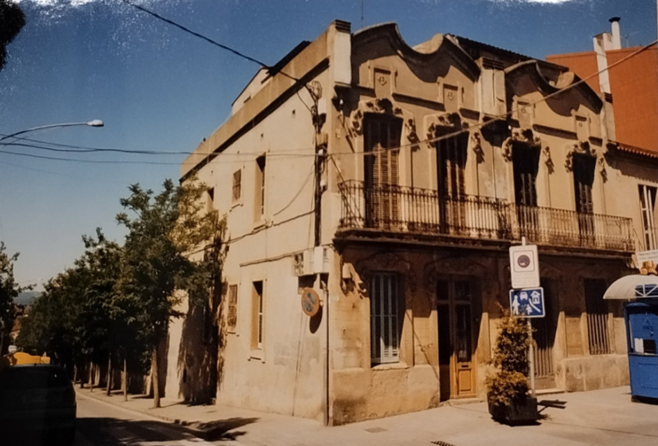 Les cases l'any 2002, abans de l'enderroc del 2004 i de la reconstrucció realitzada el 2005. Font: Arxiu Municipal de Sant Just Desvern.