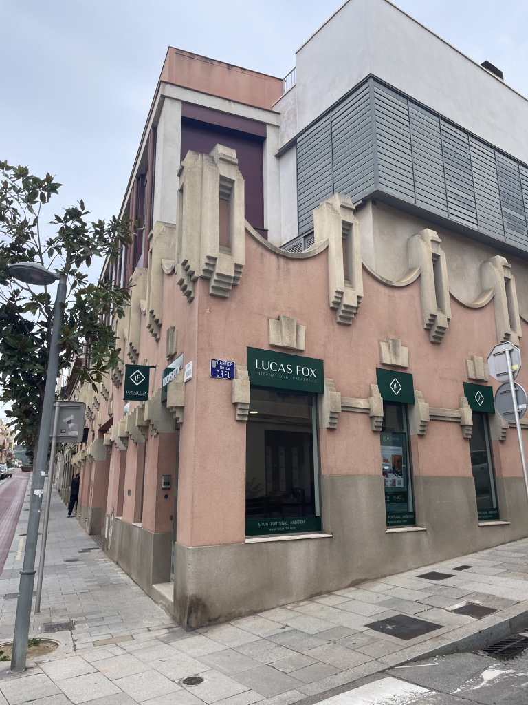 Vista detall de la façana del carrer de la Creu.