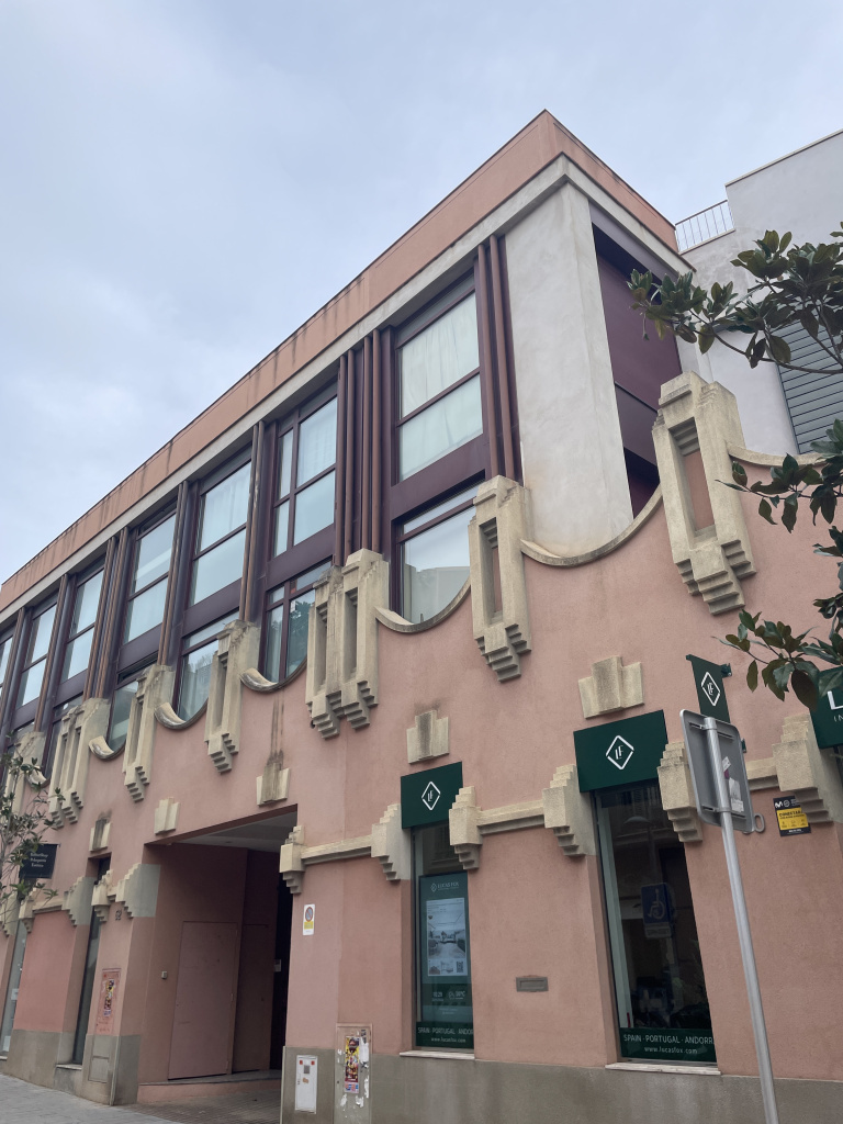 Vista detall de la façana del carrer Bonavista.