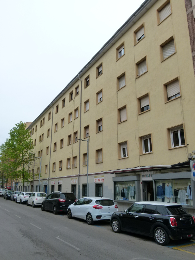 Vista general dels blocs de pisos des del carrer Major.